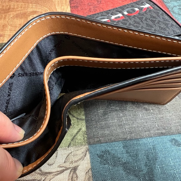 Michael Kors Cooper MK Leather Billfold wallet - Picture 4 of 5